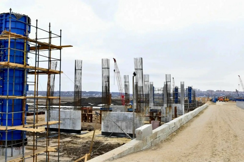 Под Рязанью возвели временный мост, чтобы подвозить материалы на стройку нового моста через Оку